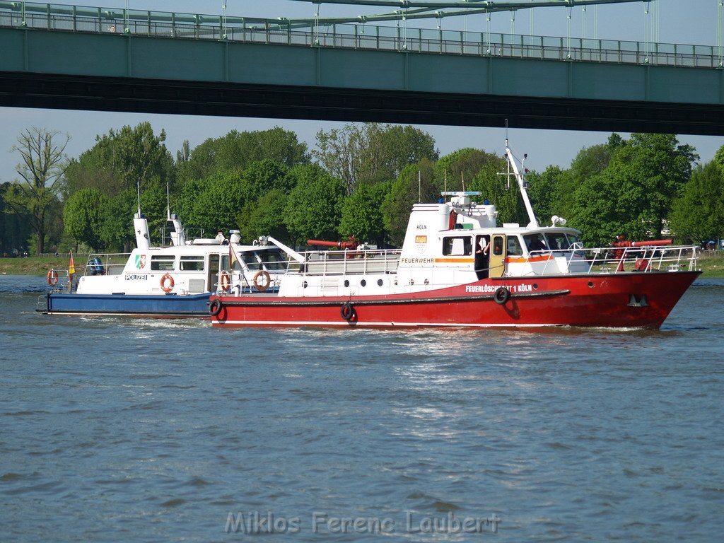 Motor Segelboot mit Motorschaden trieb gegen Alte Liebe bei Koeln Rodenkirchen P016.JPG
